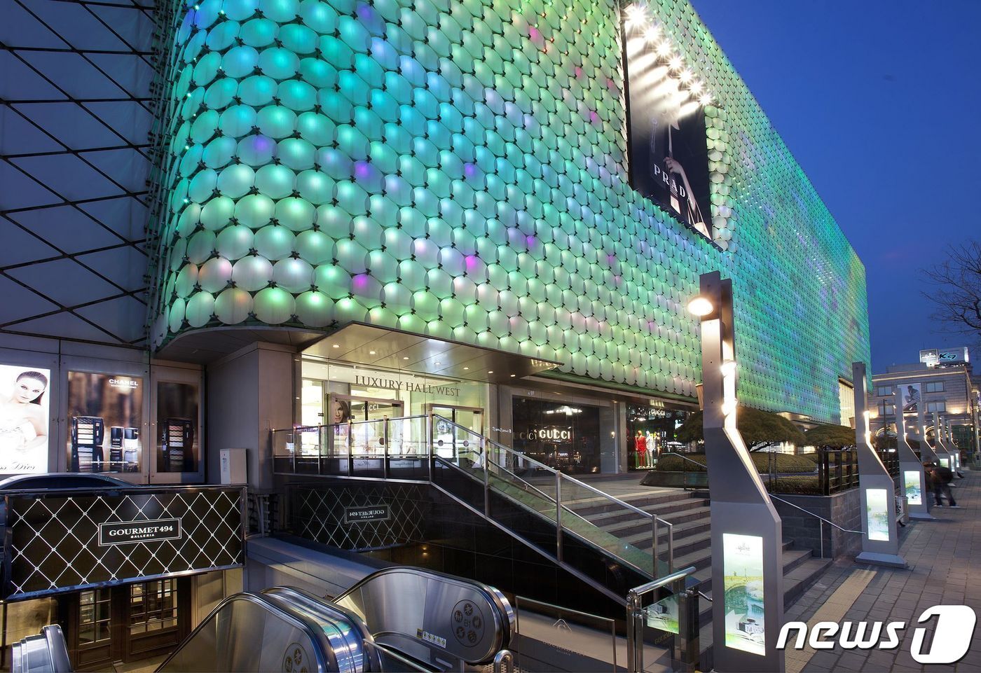 본문 이미지 - 갤러리아 명품관 전경(한화갤러리아 제공)