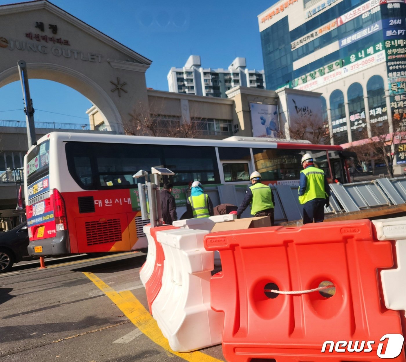 광주 서구 치평동 한 사거리에서 시내버스가 지하철 2호선 공사 현장의 이동식 휀스를 들이받아 관계당국이 조치를 취하고 있다. &#40;독자제공&#41; 2024.1.6/뉴스1 