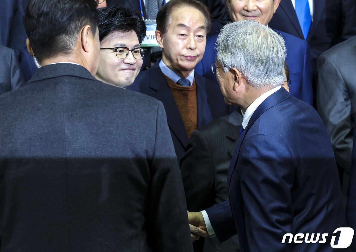 본문 이미지 - 문재인 전 대통령과 한동훈 국민의힘 비상대책위원장이 6일 경기 고양시 킨텍스에서 열린 김대중 탄생 100주년 기념식 '하나로 미래로'에서 인사를 나누고 있다. (공동취재) 2024.1.6/뉴스1 ⓒ News1 이승배 기자