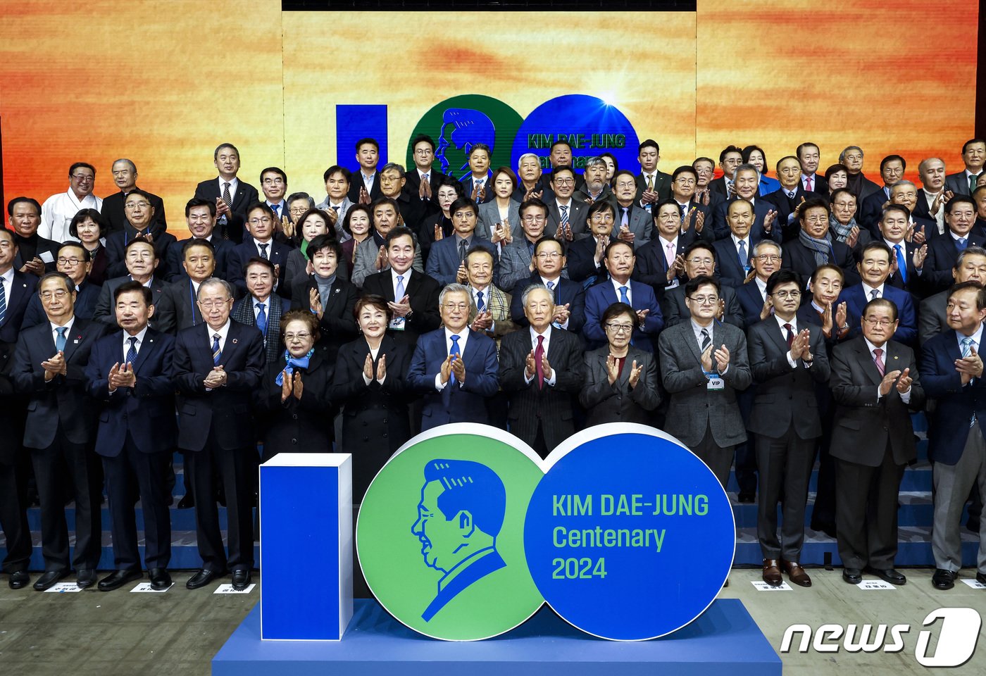 본문 이미지 - 문재인 전 대통령 내외와 한덕수 국무총리, 한동훈 국민의힘 비상대책위원장, 홍익표 더불어민주당 원내대표 등이 6일 경기 고양시 킨텍스에서 열린 김대중 탄생 100주년 기념식 '하나로 미래로'에서 참석자들과 기념 촬영을 하고 있다. (공동취재) 2024.1.6/뉴스1 ⓒ News1 이승배 기자