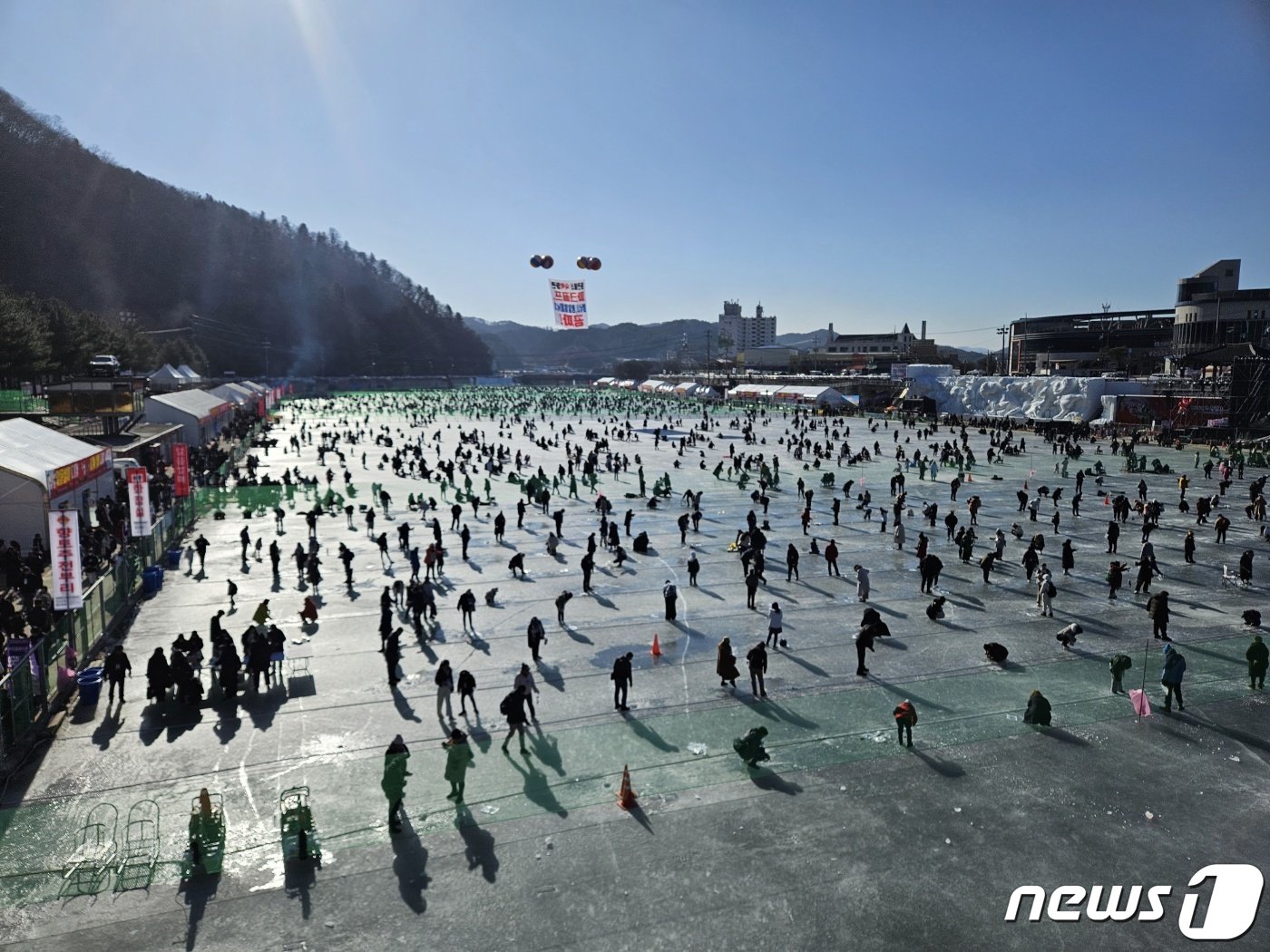 2024 얼음나라 화천산천어축제 첫날인 6일 화천천 일대에 얼음낚시를 즐기는 관광객들로 북적이고 있다.2024.1.6 한귀섭 기자