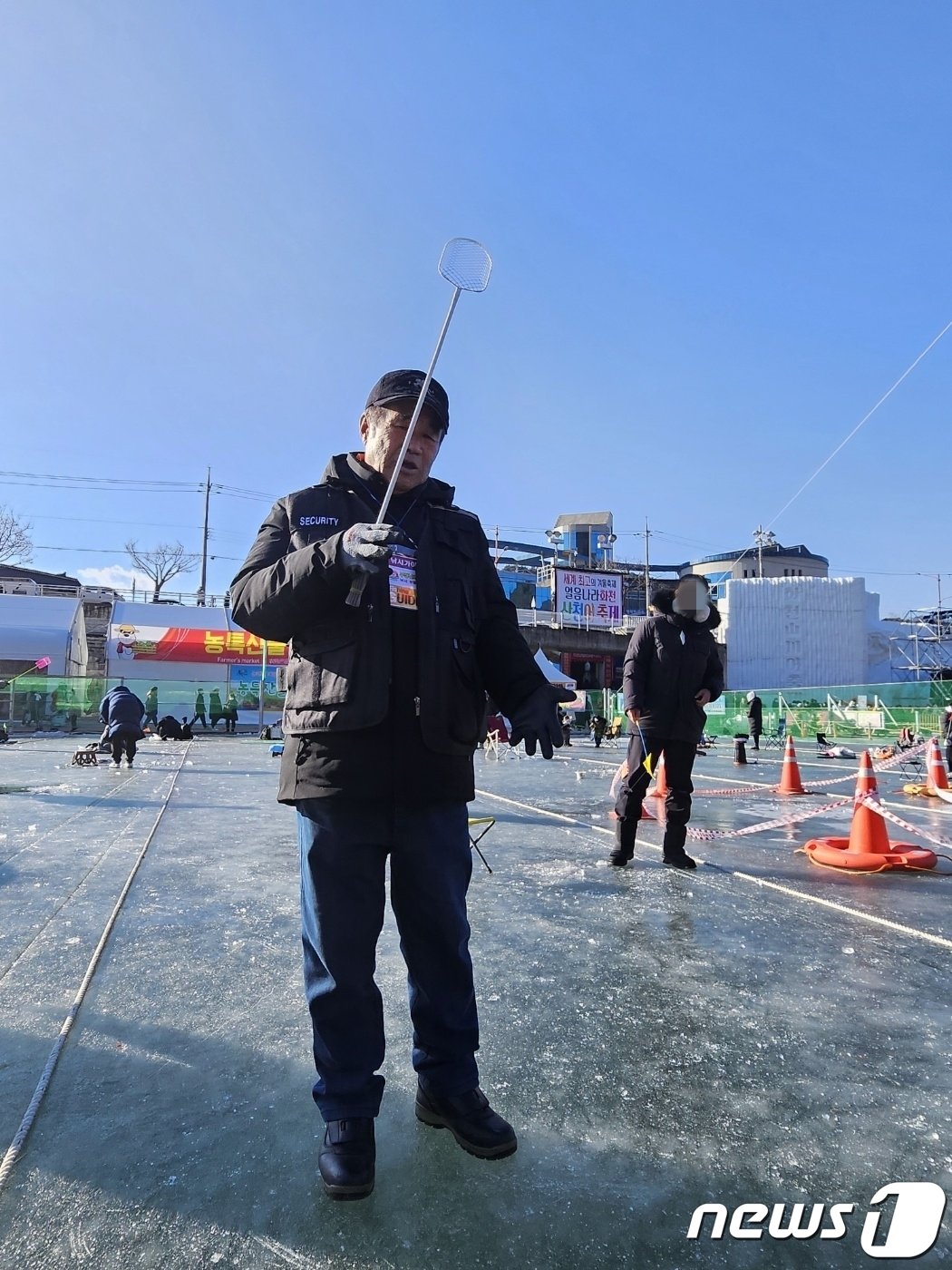 본문 이미지 - 2024 얼음나라 화천산천어축제 개장 첫날인 6일 화천천에서 가이드를 하는 길홍배씨가 산천어 낚시하는 법을 설명하고 있다.2024.1.6 한귀섭 기자