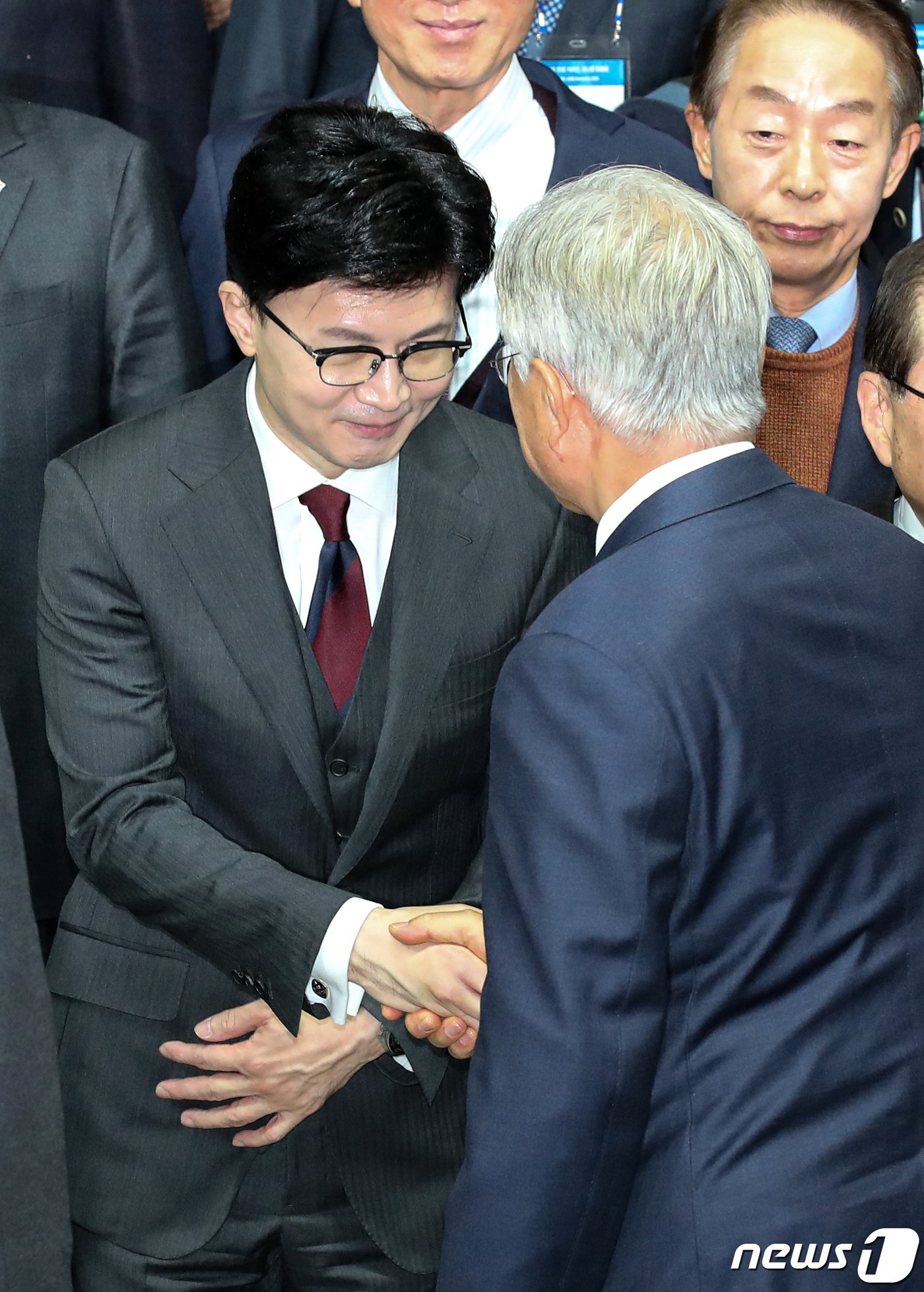 본문 이미지 - 문재인 전 대통령과 한동훈 국민의힘 비상대책위원장이 6일 경기 고양시 킨텍스에서 열린 김대중 탄생 100주년 기념식 '하나로 미래로'에서 기념촬영에 앞서 인사를 나누고 있다. 2024.1.6/뉴스1 ⓒ News1 이승배 기자