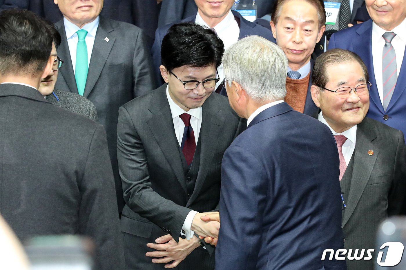 본문 이미지 - 문재인 전 대통령과 한동훈 국민의힘 비상대책위원장이 6일 경기 고양시 킨텍스에서 열린 김대중 탄생 100주년 기념식 '하나로 미래로'에서 기념 촬영에 앞서 인사를 나누고 있다. 2024.1.6/뉴스1 ⓒ News1 이승배 기자