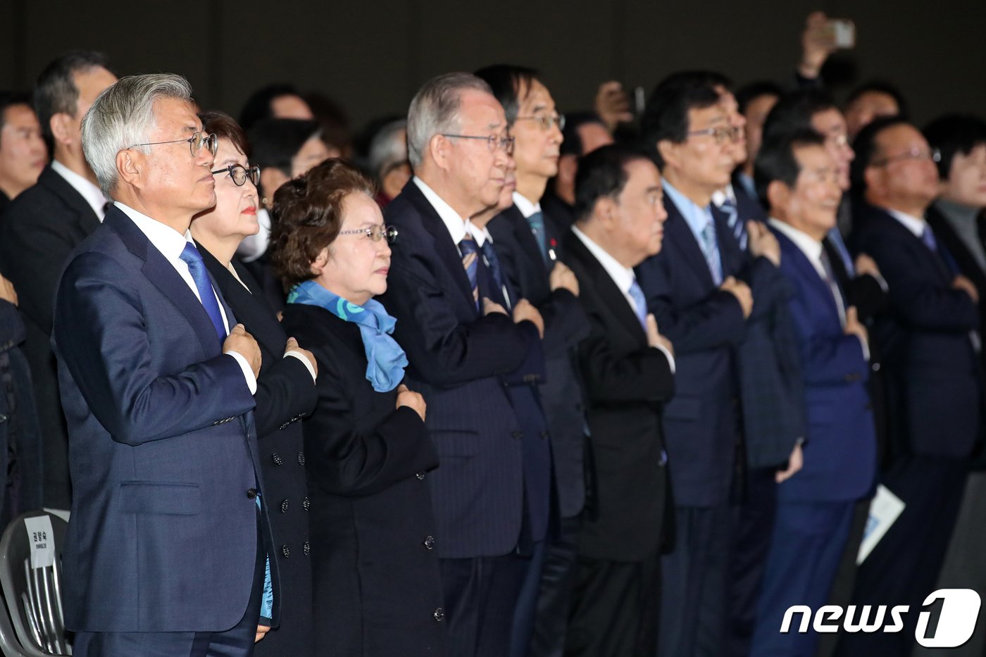본문 이미지 - 문재인 전 대통령이 6일 경기 고양시 킨텍스에서 열린 김대중 탄생 100주년 기념식 '하나로 미래로'에서 참석자들과 함께 국민의례하고 있다. 2024.1.6/뉴스1 ⓒ News1 이승배 기자