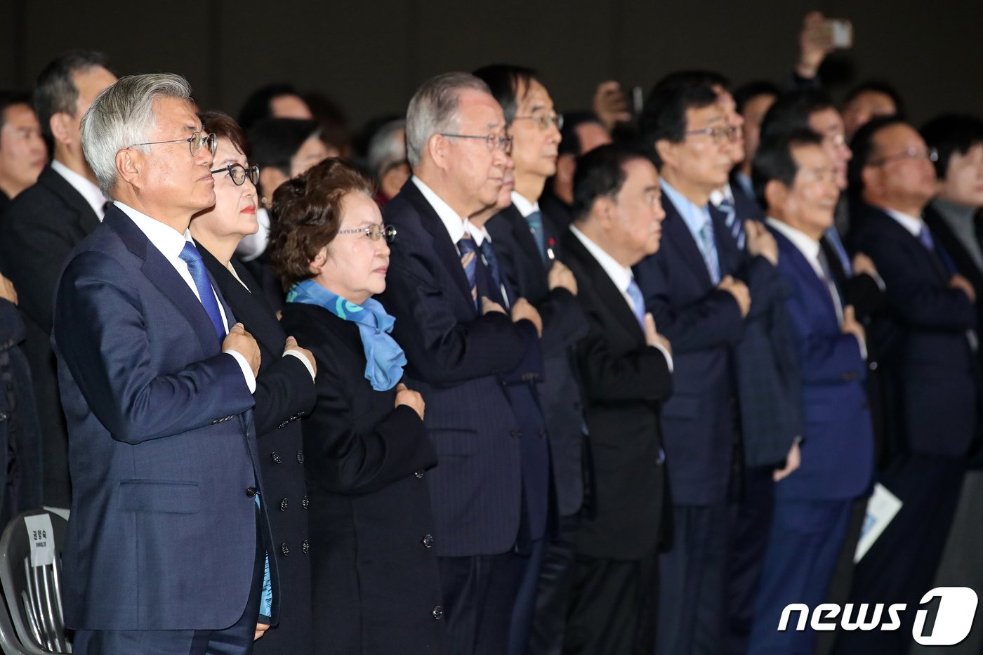 문재인 전 대통령이 6일 경기 고양시 킨텍스에서 열린 김대중 탄생 100주년 기념식 &#39;하나로 미래로&#39;에서 참석자들과 함께 국민의례하고 있다. 2024.1.6/뉴스1 ⓒ News1 이승배 기자