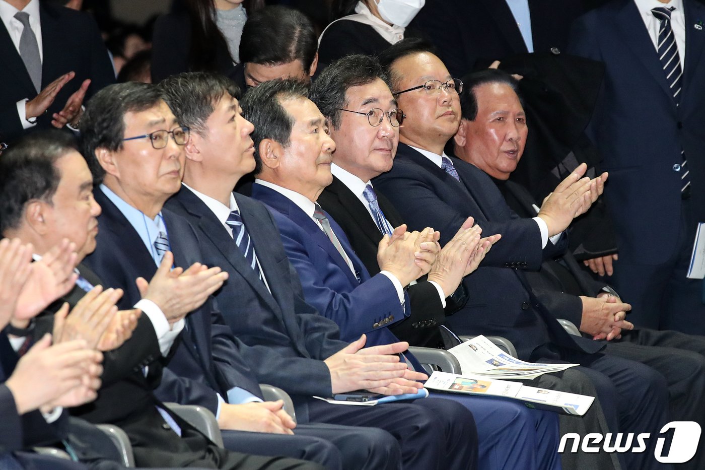 본문 이미지 - 정세균, 이낙연, 김부겸 전 국무총리(왼쪽 네 번째부터)가 6일 경기 고양시 킨텍스에서 열린 김대중 탄생 100주년 기념식 '하나로 미래로'에서 참석해 손뼉을 치고 있다. 2024.1.6/뉴스1 ⓒ News1 이승배 기자