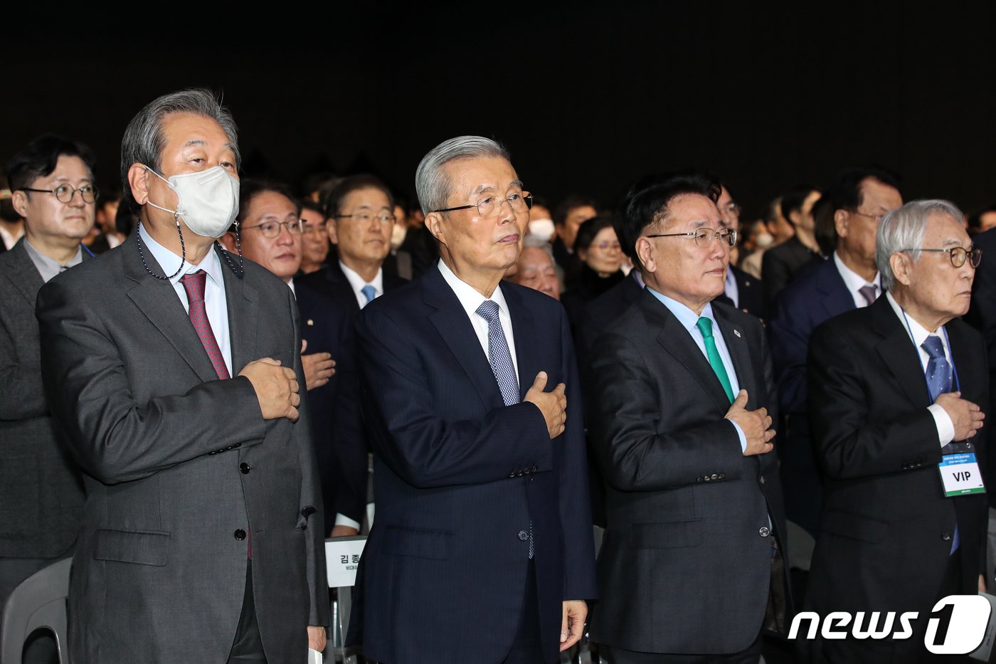 김종인 전 국민의힘 비상대책위원장과 김무성 전 의원이 6일 경기 고양시 킨텍스에서 열린 김대중 탄생 100주년 기념식 &#39;하나로 미래로&#39;에서 국민 의례를 하고 있다. 2024.1.6/뉴스1 ⓒ News1 이승배 기자