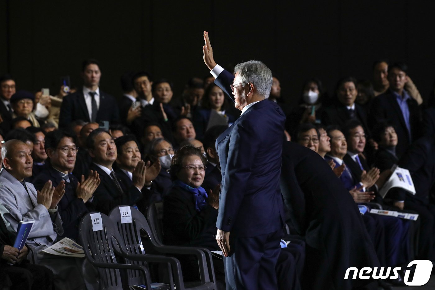 본문 이미지 - 문재인 전 대통령이 6일 경기 고양시 킨텍스에서 열린 김대중 탄생 100주년 기념식 '하나로 미래로'에서 참석자들에게 인사하고 있다. 2024.1.6/뉴스1 ⓒ News1 이승배 기자