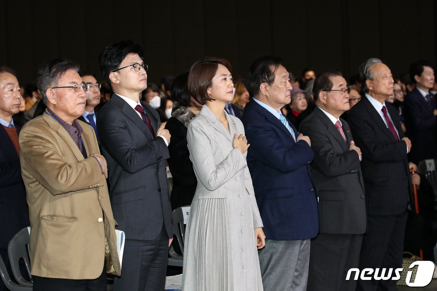 한동훈 국민의힘 비상대책위원장과 고민정 더불어민주당 의원이 6일 경기 고양시 킨텍스에서 열린 김대중 탄생 100주년 기념식 &#39;하나로 미래로&#39;에서 국민의례하고 있다. 2024.1.6/뉴스1 ⓒ News1 이승배 기자