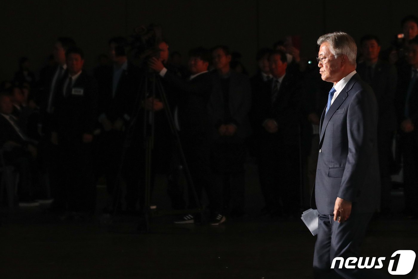 본문 이미지 - 문재인 전 대통령이 6일 경기 고양시 킨텍스에서 열린 김대중 탄생 100주년 기념식 '하나로 미래로'에서 축사를 마치고 자리로 돌아가고 있다. 2024.1.6/뉴스1 ⓒ News1 이승배 기자