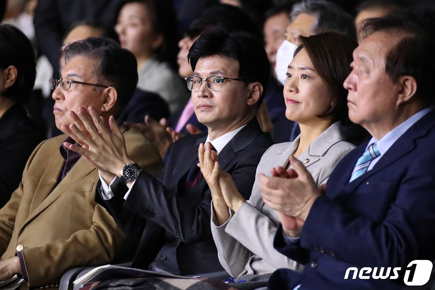 한동훈 국민의힘 비상대책위원장과 고민정 더불어민주당 의원이 6일 경기 고양시 킨텍스에서 열린 김대중 탄생 100주년 기념식 &#39;하나로 미래로&#39;에서 박수치고 있다. 2024.1.6/뉴스1 ⓒ News1 이승배 기자