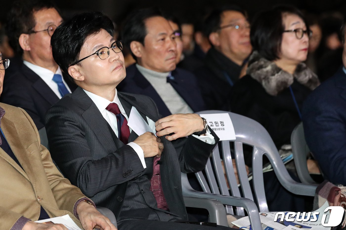 본문 이미지 - 한동훈 국민의힘 비상대책위원장이 6일 경기 고양시 킨텍스에서 열린 김대중 탄생 100주년 기념식 '하나로 미래로'에서 축사를 준비하고 있다. 옆자리에는 병상에 있는 이재명 더불어민주당 대표 대신 참석한 고민정 더불어민주당 의원의 자리가 보인다. 2024.1.6/뉴스1 ⓒ News1 이승배 기자