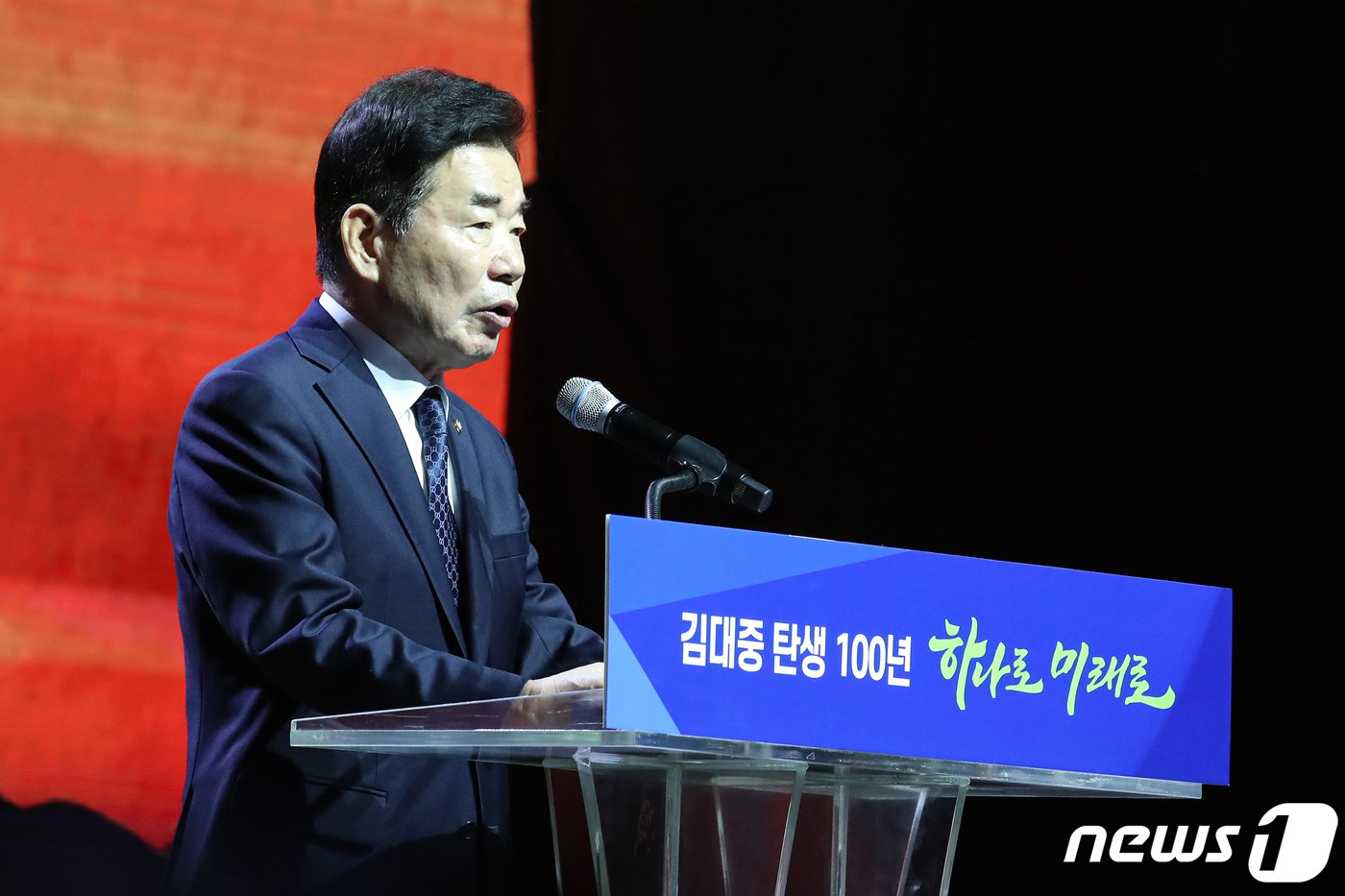 본문 이미지 - 김진표 국회의장이 6일 경기 고양시 킨텍스에서 열린 김대중 탄생 100주년 기념식 '하나로 미래로'에서 축사하고 있다. 2024.1.6/뉴스1 ⓒ News1 이승배 기자