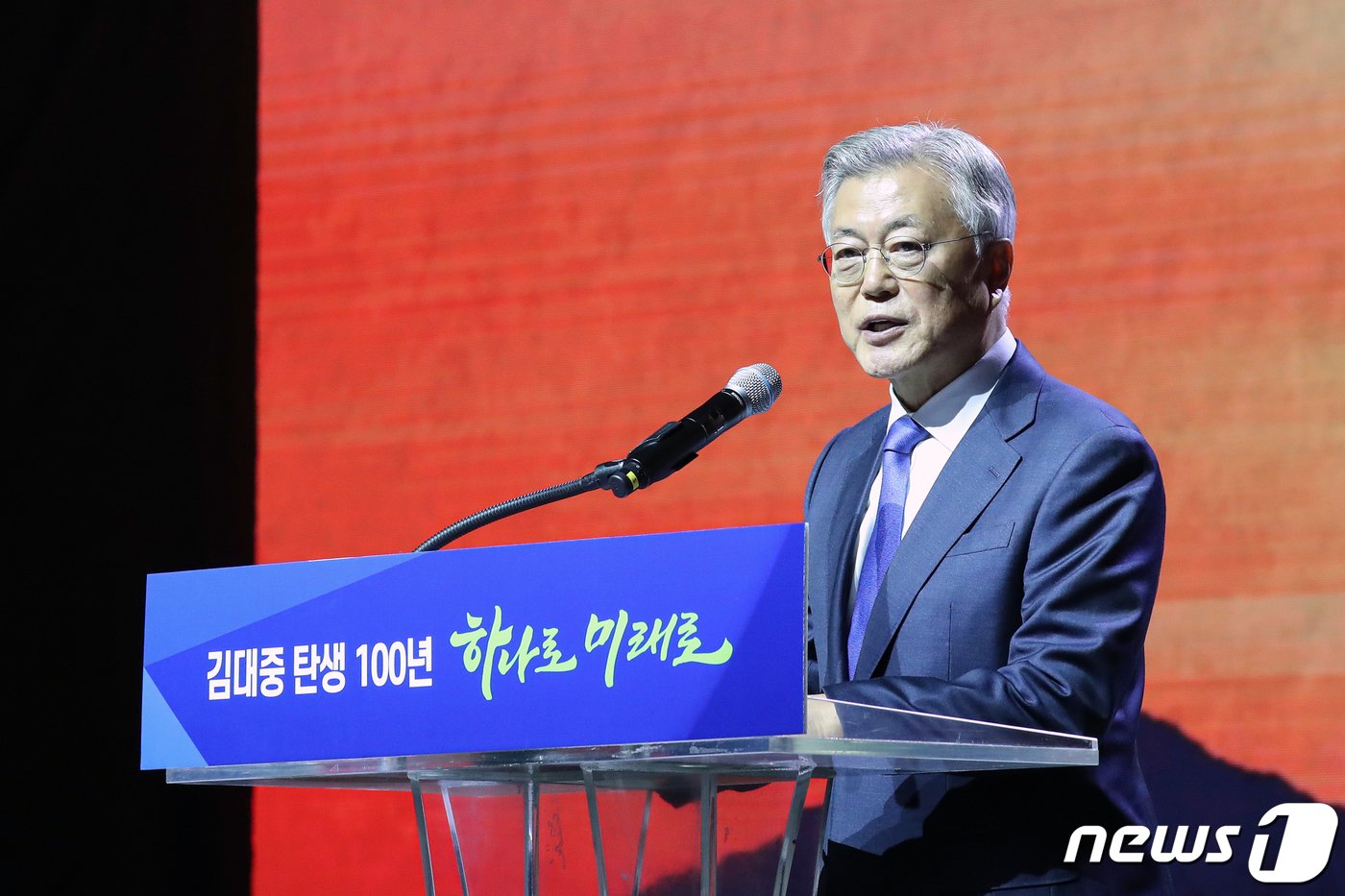 본문 이미지 - 문재인 전 대통령이 6일 경기 고양시 킨텍스에서 열린 김대중 탄생 100주년 기념식 '하나로 미래로'에서 축사하고 있다. 2024.1.6/뉴스1 ⓒ News1 이승배 기자