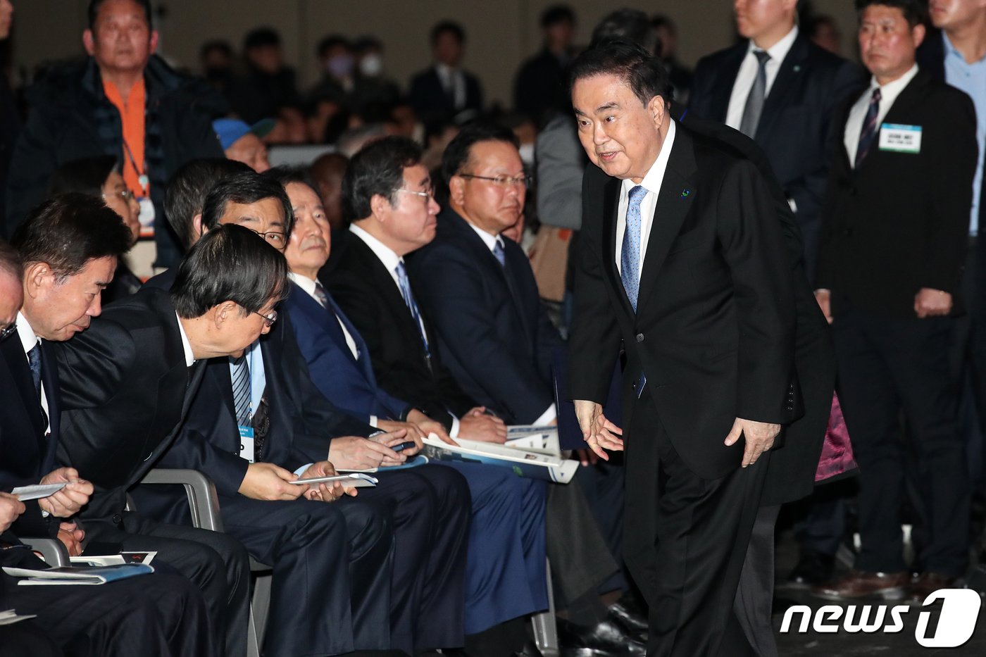 본문 이미지 - 문희상 전 국회의장이 6일 경기 고양시 킨텍스에서 열린 김대중 탄생 100주년 기념식 '하나로 미래로'에서 축사를 마치고 자리로 향하고 있다. 2024.1.6/뉴스1 ⓒ News1 이승배 기자