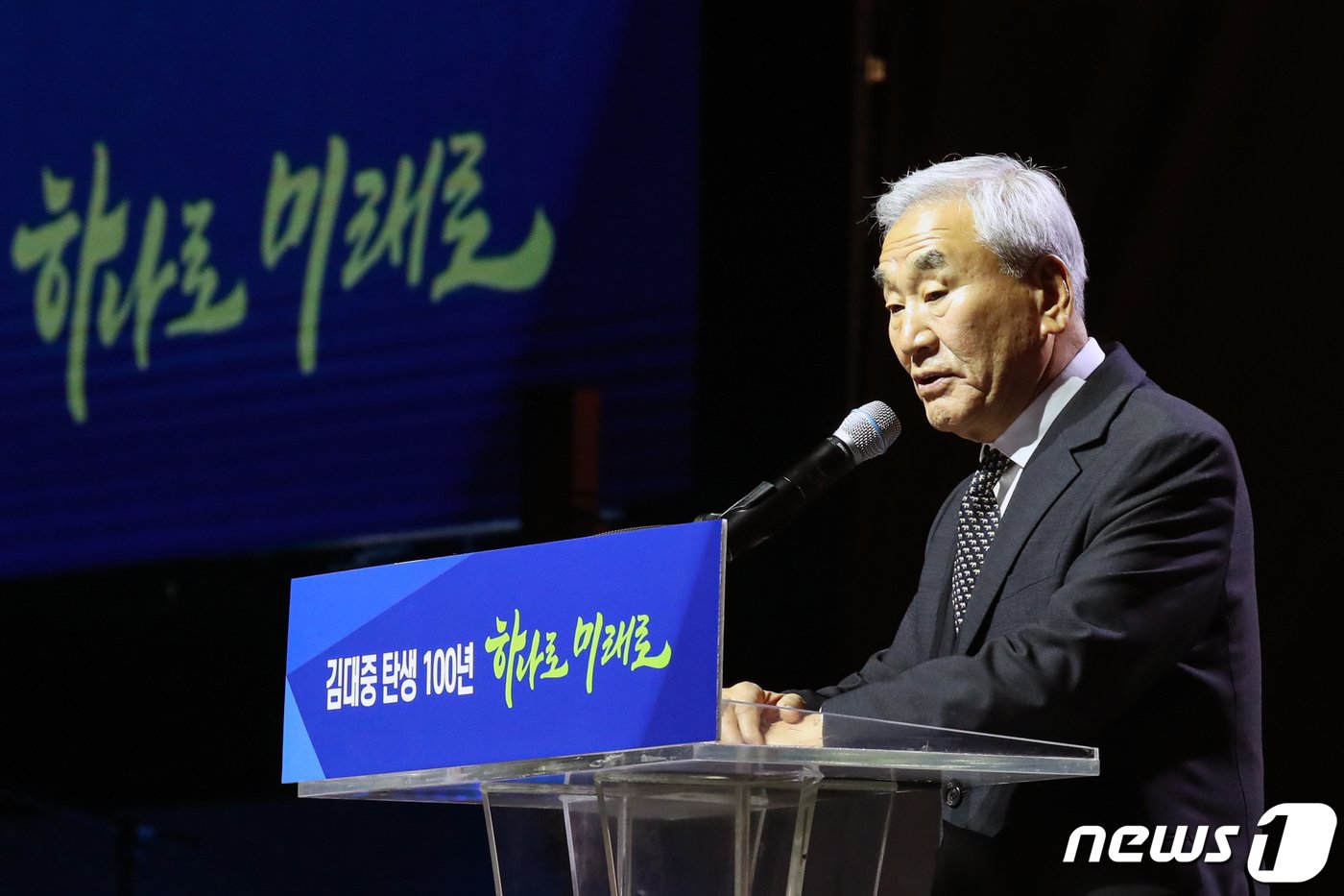 본문 이미지 - 이재오 민주화운동기념사업회 이사장이 6일 경기 고양시 킨텍스에서 열린 김대중 탄생 100주년 기념식 '하나로 미래로'에서 이명박 전 대통령의 축사를 대독하고 있다. 2024.1.6/뉴스1 ⓒ News1 이승배 기자