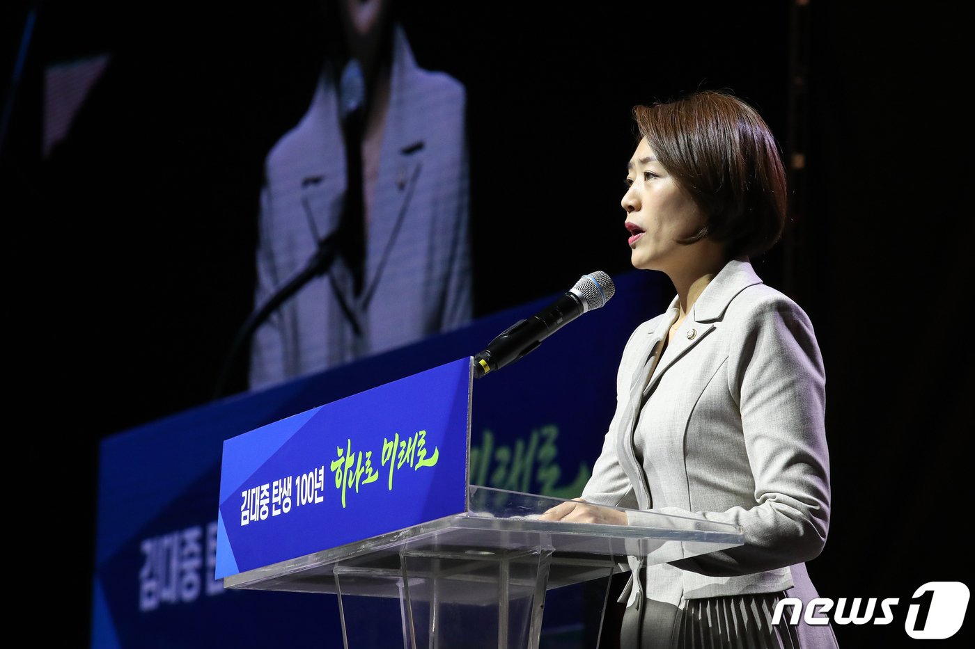 본문 이미지 - 고민정 더불어민주당 의원이 6일 경기 고양시 킨텍스에서 열린 김대중 탄생 100주년 기념식 '하나로 미래로'에서 이재명 당대표의 축사를 대독하고 있다. 2024.1.6/뉴스1 ⓒ News1 이승배 기자