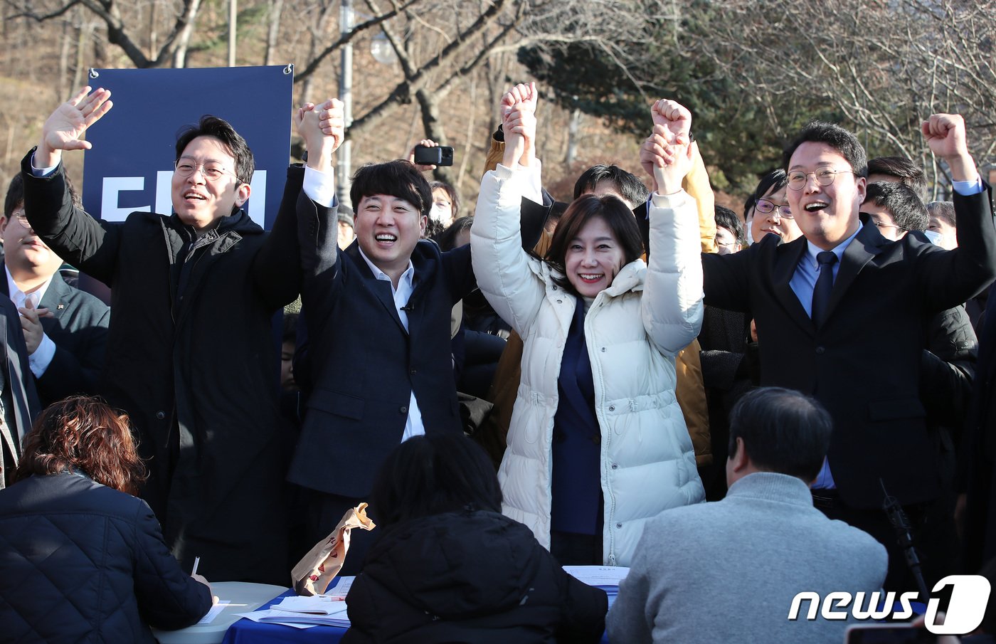 신당&#40;가칭 &#39;개혁신당&#39;&#41; 창당을 준비 중인 이준석 국민의힘 전 대표&#40;왼쪽 두번째&#41;가 6일 오후 대구 수성구 수성못에서 열린 당원모집 행사에 참석해 시민들의 환호에 손을 들어 화답하고 있다. 왼쪽부터 이기인 공동창당준비위원장, 이준석 전 대표, 허은아, 천하람 공동창당준비위원장. 2024.1.6/뉴스1 ⓒ News1 공정식 기자