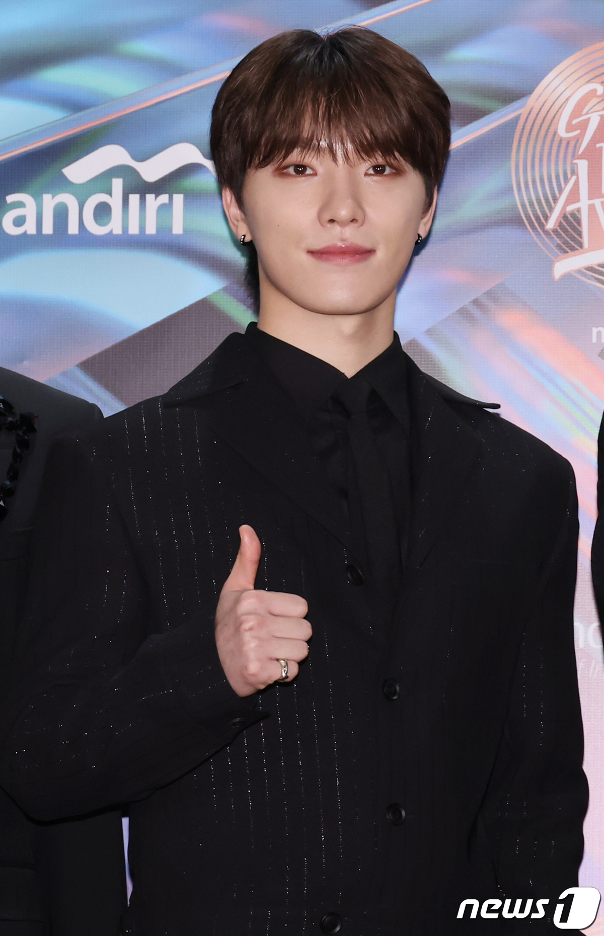 (서울=뉴스1) 권현진 기자 = 세븐틴의 디노가 6일(현지시간) 인도네시아 자카르타 인터내셔널 스타디움에서 열린 '38회 골든디스크 어워즈 with 만디리' 레드카펫 행사에서 포즈 …