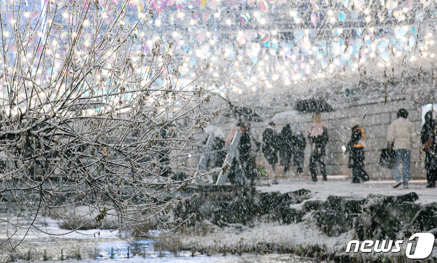 (서울=뉴스1) 이승배 기자 = 절기상 소한 (小寒)인 6일 오후 서울 중구 청계천 일대에 함박눈이 내리고 있다. 2024.1.6/뉴스1