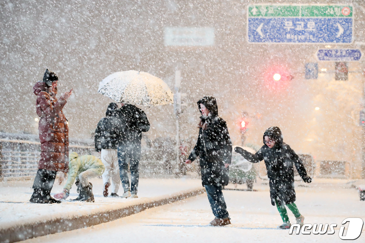 (서울=뉴스1) 이승배 기자 = 절기상 소한 (小寒)인 6일 오후 서울 중구 청계천 일대에 함박눈이 내리고 있다. 2024.1.6/뉴스1