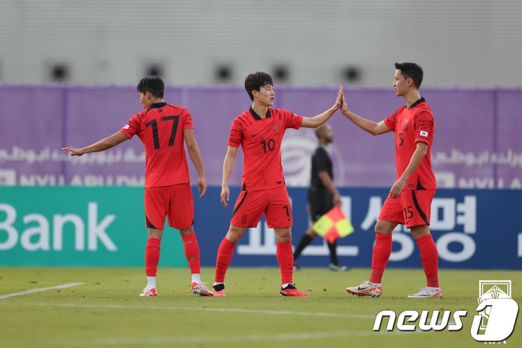 대한민국 축구대표팀 이재성이 6일&#40;현지시간&#41; 아랍에미리트 아부다비에서 열린 이라크와 평가전에서 전반 40분 선제골을 넣은 후 동료들과 기쁨을 나누고 있다. &#40;대한축구협회 제공&#41; 2024.1.6/뉴스1