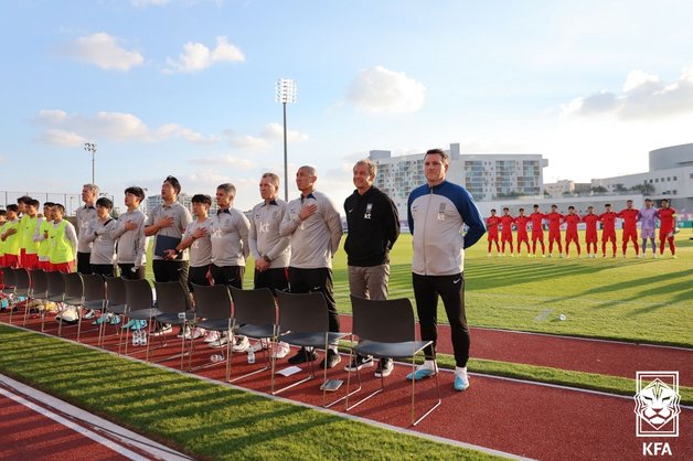 본문 이미지 - 위르겐 클린스만 감독이 이끄는 대한민국 축구대표팀이 6일(현지시간) 아랍에미리트 아부다비에서 열린 이라크와 평가전에서 국민의례하고 있다. (대한축구협회 제공) 2024.1.6/뉴스1