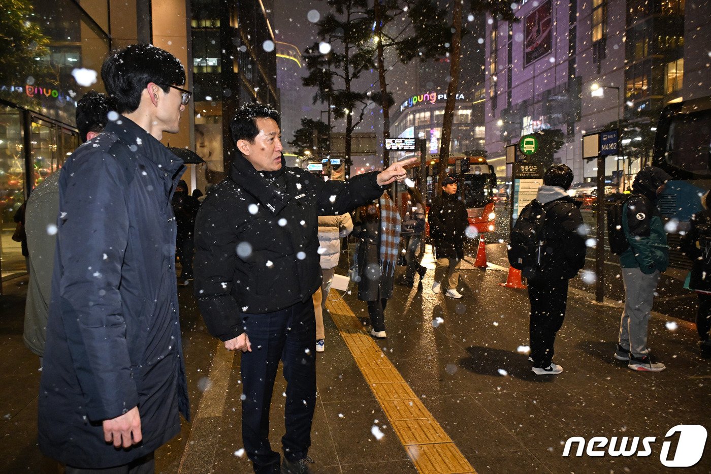 본문 이미지 - 오세훈 서울시장이 6일 오후 최근 퇴근길 대란으로 혼란을 빚고 있는 서울 중구 명동입구 광역버스 정류장을 찾아 현장을 점검하고 있다. &#40;서울시 제공&#41; 2024.1.6/뉴스1