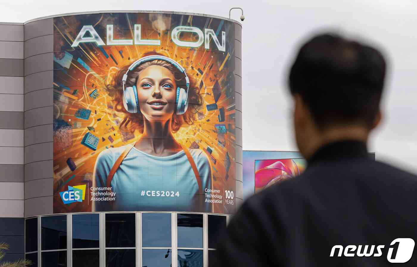 세계 최대 가전·IT(정보기술) 전시회 'CES 2024' 개막을 사흘 앞둔 6일(현지시간) 오후 미국 네바다주 라스베이거스 컨벤션센터에 홍보 문구가 부착돼 있다. 올해 CES의 주제는 '올 투게더, 올 온'(All together All on·모두를 위한 모든 기술의 활성화)이다. 2023.1.7/뉴스1 © News1 이재명 기자