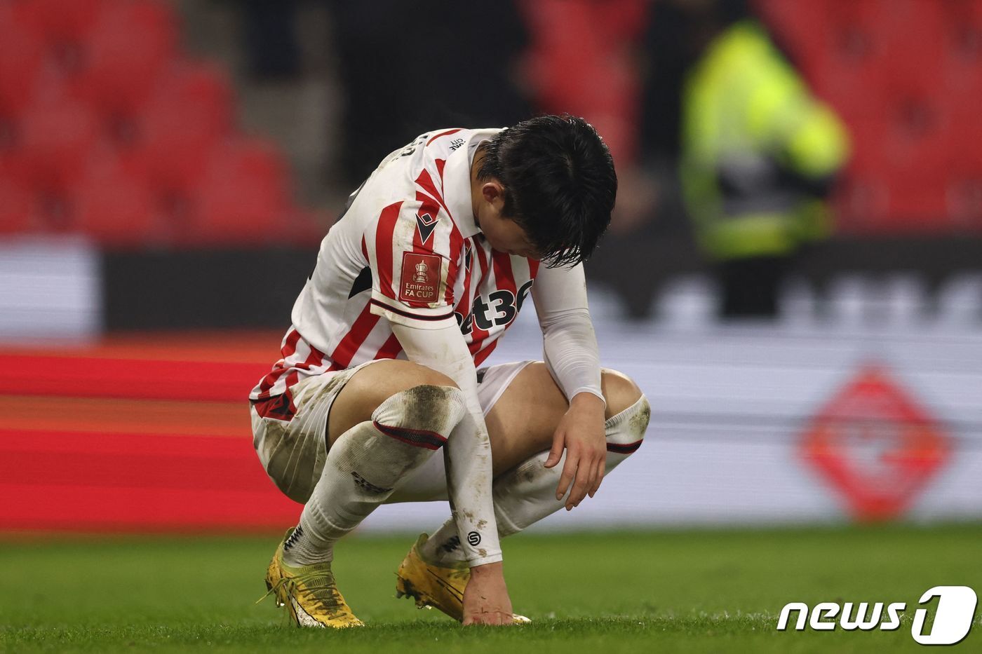 본문 이미지 - FA컵 브라이튼과의 3라운드 경기에서 패한 배준호가 아쉬워하고 있다. ⓒ AFP=뉴스1