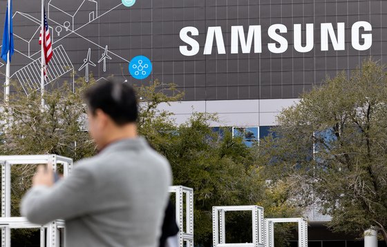 본문 이미지 - 세계 최대 가전·IT(정보기술) 전시회 'CES 2024' 개막을 사흘 앞둔 6일(현지시간) 오후 미국 네바다주 라스베이거스 컨벤션센터(LVCC)에 삼성전자의 옥외 광고물이 설치돼 있다. 2023.1.7/뉴스1 ⓒ News1 이재명 기자
