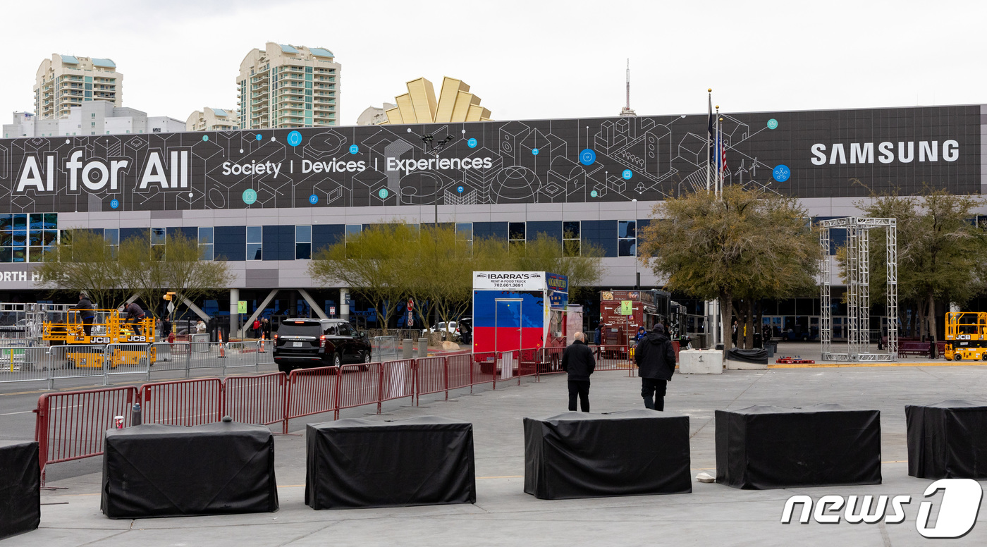 CES2024]컨벤션센터 외부에 설치된 삼성전자 옥외광고 - 뉴스1