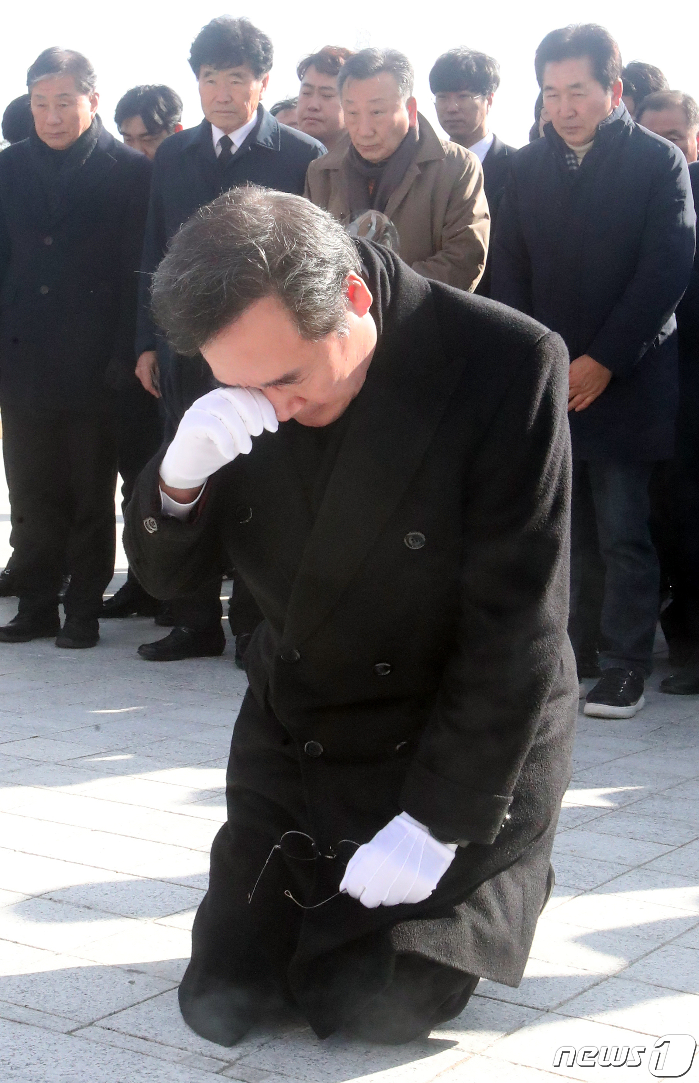 (광주=뉴스1) 김태성 기자 = 이낙연 전 더불어민주당 대표가 7일 광주 북구 국립5·18민주묘지에서 무릎꿇고 묵념하며 눈물을 흘리고 있다.2024.1.7./뉴스1