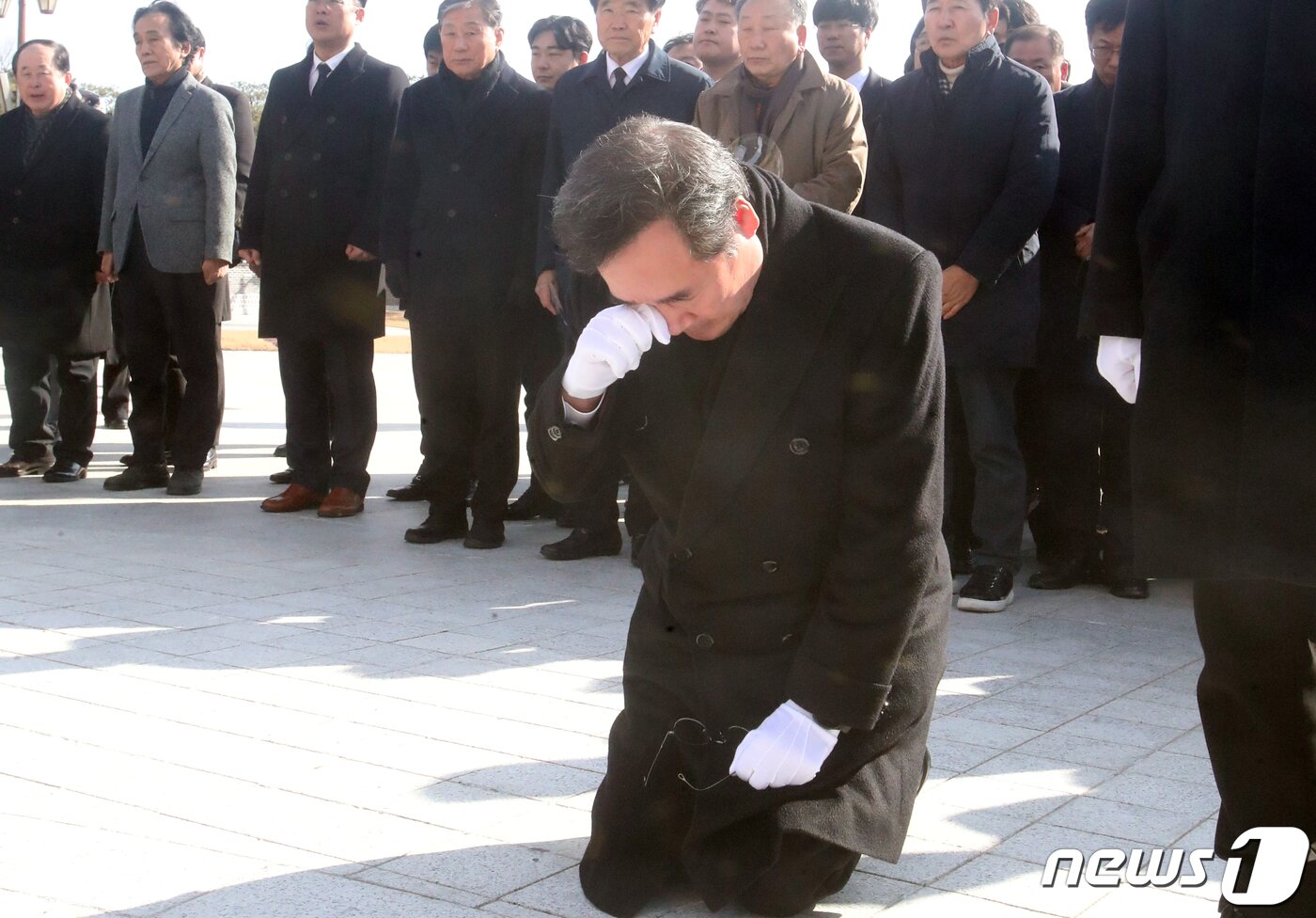 본문 이미지 - 이낙연 전 더불어민주당 대표가 7일 광주 북구 국립5·18민주묘지에서 무릎꿇고 묵념하며 눈물을 흘리고 있다.2024.1.7./뉴스1 ⓒ News1 김태성 기자