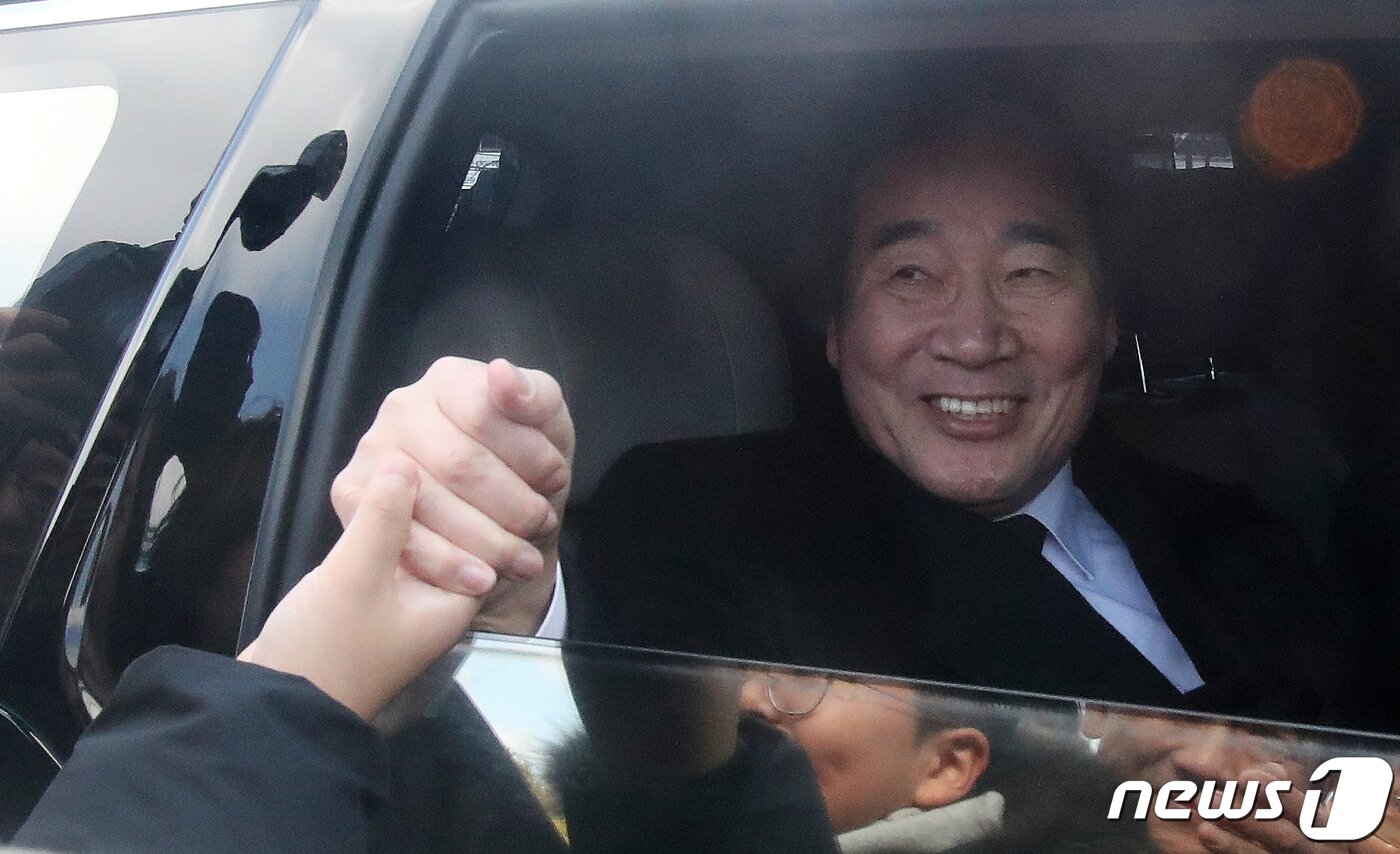 본문 이미지 - 이낙연 전 더불어민주당 대표가 7일 광주 북구 국립5·18민주묘지를 참배 후 나서 차에 오르며 지지자들과 인사를 나누고 있다. 2024.1.7/뉴스1 ⓒ News1 김태성 기자