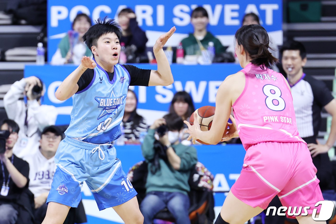 본문 이미지 - 7일 충남 아산 이순신체육관에서 열린 '우리은행 우리WON 2023-2024 여자프로농구 올스타 페스티벌' 핑크스타와 블루스타의 경기에서 블루스타 진안이 핑크스타 박지수의 공격을 막아서고 있다. 2024.1.7/뉴스1 ⓒ News1 민경석 기자