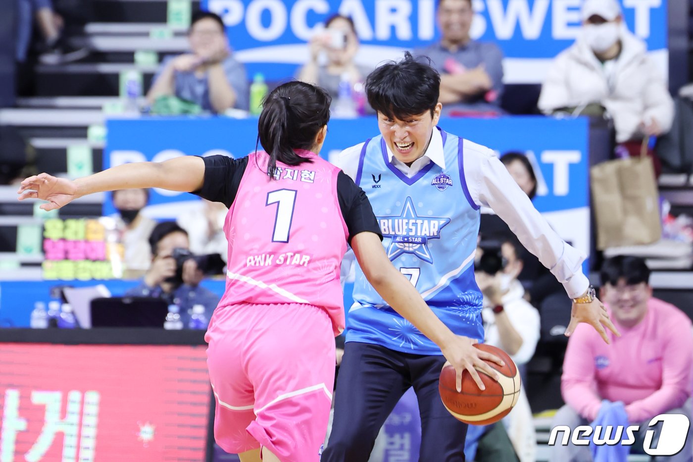 본문 이미지 - 7일 충남 아산 이순신체육관에서 열린 '우리은행 우리WON 2023-2024 여자프로농구 올스타 페스티벌' 핑크스타와 블루스타의 경기에서 블루스타 위성우 감독이 김지현 대신 코트에 들어와 핑크스타 박지현을 상대로 수비를 선보이고 있다. 2024.1.7/뉴스1 ⓒ News1 민경석 기자