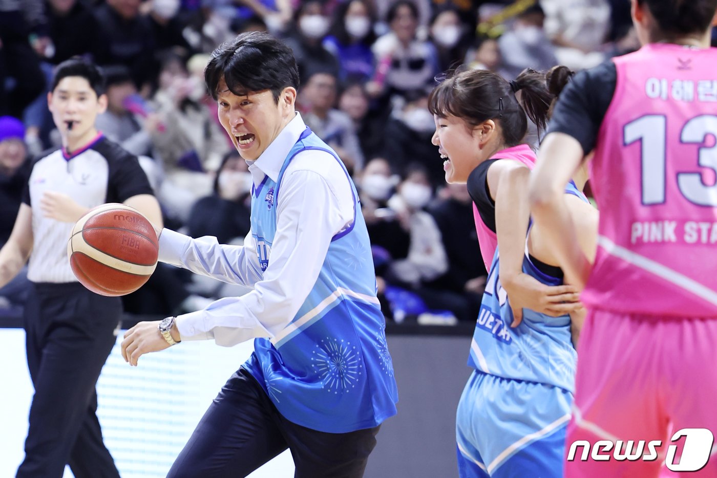 본문 이미지 - 7일 충남 아산 이순신체육관에서 열린 '우리은행 우리WON 2023-2024 여자프로농구 올스타 페스티벌' 핑크스타와 블루스타의 경기에서 블루스타 위성우 감독이 김지현 대신 코트에 들어와 핑크스타 박지현을 피해 드리블 하고 있다. 2024.1.7/뉴스1 ⓒ News1 민경석 기자
