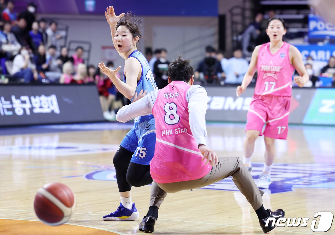 본문 이미지 - 7일 충남 아산 이순신체육관에서 열린 '우리은행 우리WON 2023-2024 여자프로농구 올스타 페스티벌' 핑크스타와 블루스타의 경기에서 핑크스타 김완수 감독이 박지수 대신 코트에 들어가 블루스타 허예은을 상대로 파울을 유도하고 있다. 2024.1.7/뉴스1 ⓒ News1 민경석 기자