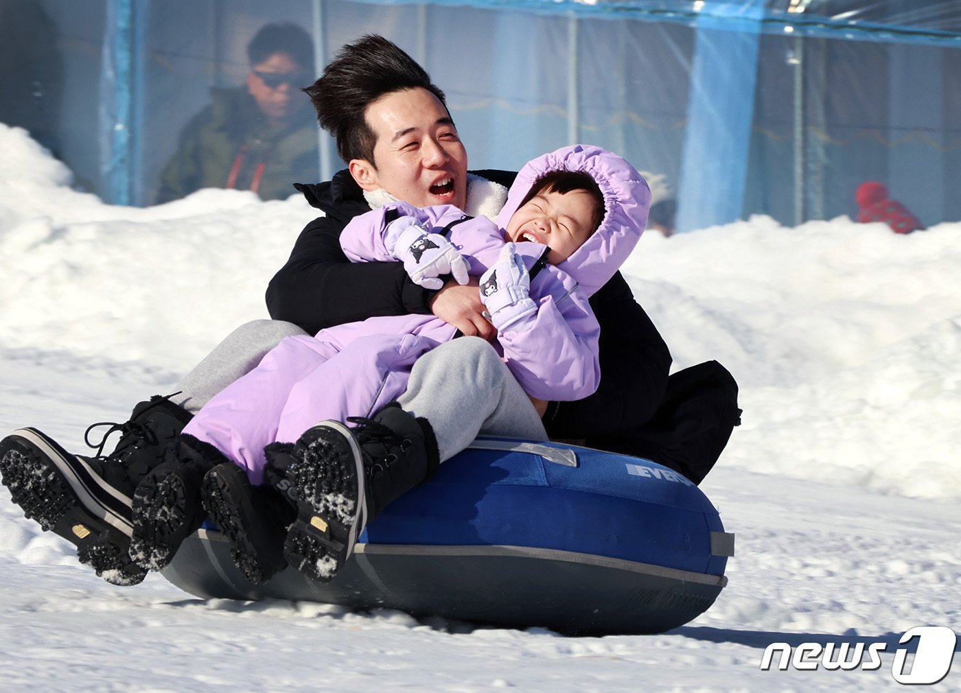 7일 오후 강원 평창군 진부면 오대천 일원에서 열린 평창송어축제를 찾은 관광객들이 눈썰매를 즐기고 있다. 올해 축제는 송어얼음낚시와 송어맨손잡기, 실내낚시 등의 다양한 송어잡기 체험과 눈과 얼음 위에서 즐기는 겨울레포츠 등으로 구성됐으며 28일까지 열린다. &#40;평창군 제공&#41; 2024.1.7/뉴스1