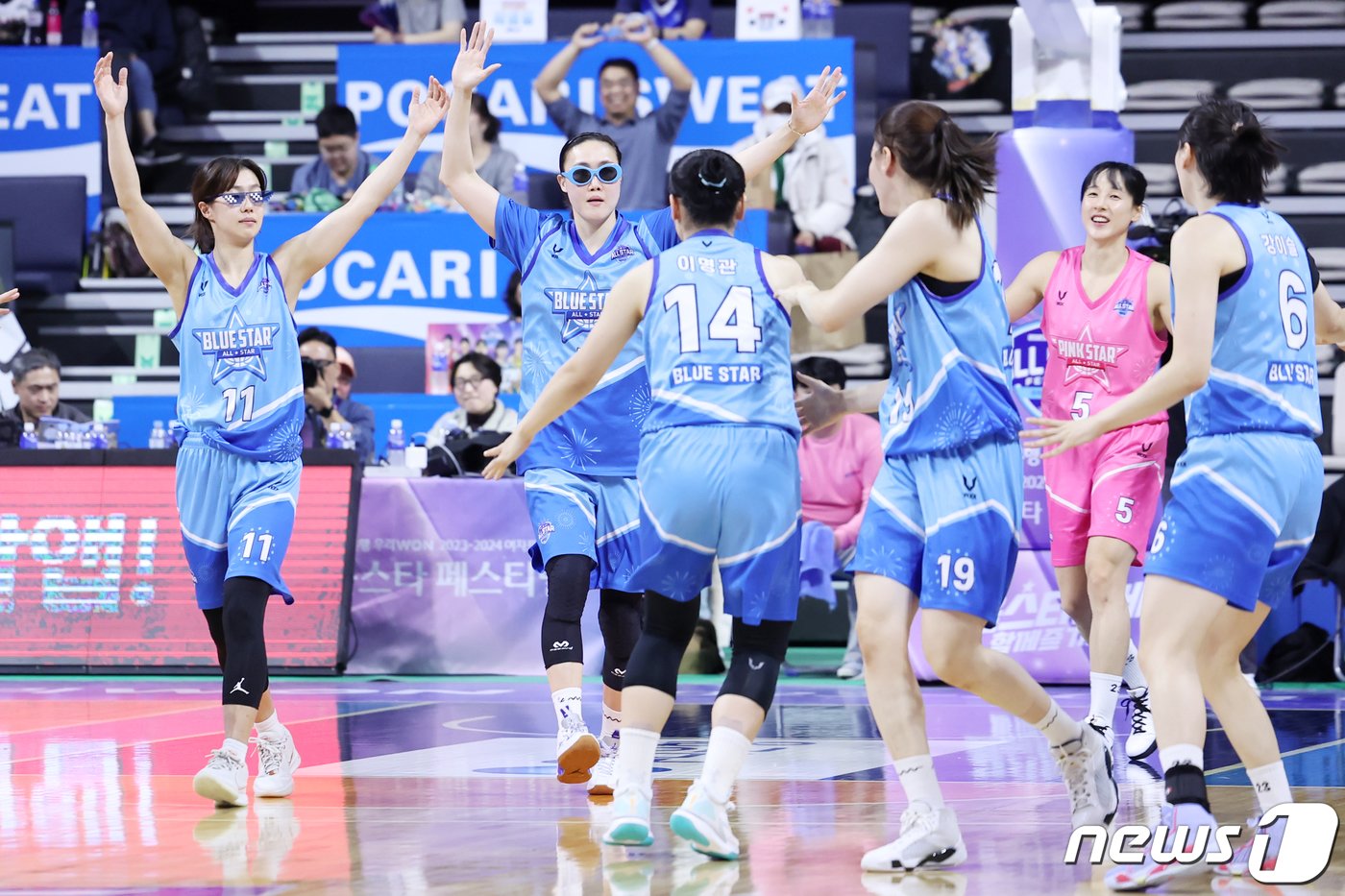 본문 이미지 - 7일 충남 아산 이순신체육관에서 열린 '우리은행 우리WON 2023-2024 여자프로농구 올스타 페스티벌' 핑크스타와 블루스타의 경기에서 블루스타 이경은(왼쪽)과 김정은이 후배들의 응원을 받으며 세리머니를 하고 있다. 2024.1.7/뉴스1 ⓒ News1 민경석 기자