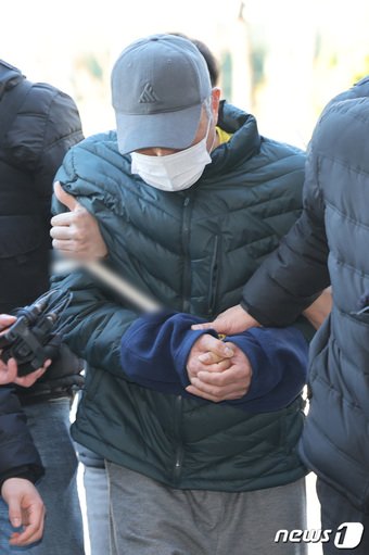 본문 이미지 - 고양·양주시의 다방에서 60대 여성 두 명을 잇따라 살해한 이모씨(57)가 7일 오후 경기 고양시 의정부지방법원 고양지원에서 열린 구속 전 피의자 심문(영장실질심사)에 출석하고 있다. 2024.1.7/뉴스1 ⓒ News1 이동해 기자