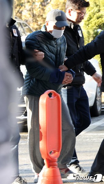 본문 이미지 - 고양·양주시의 다방에서 60대 여성 두 명을 잇따라 살해한 이모씨(57)가 7일 오후 경기 고양시 의정부지방법원 고양지원에서 열린 구속 전 피의자 심문(영장실질심사)에 출석하고 있다. 2024.1.7/뉴스1 ⓒ News1 이동해 기자