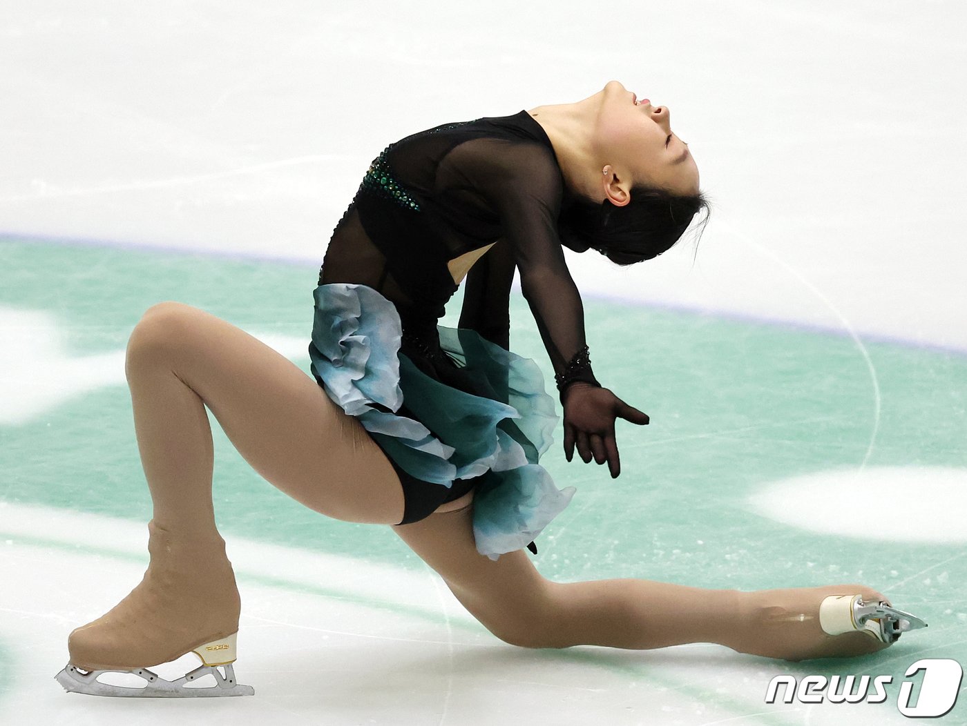 본문 이미지 - 김채연&#40;수리고등학교&#41;이 7일 오후 경기도 의정부실내빙상장에서 열린 ‘제78회 전국남녀 피겨스케이팅 종합선수권 대회’에서 여자 시니어 싱글 프리 연기를 선보이고 있다. 2024.1.7/뉴스1 ⓒ News1 김진환 기자