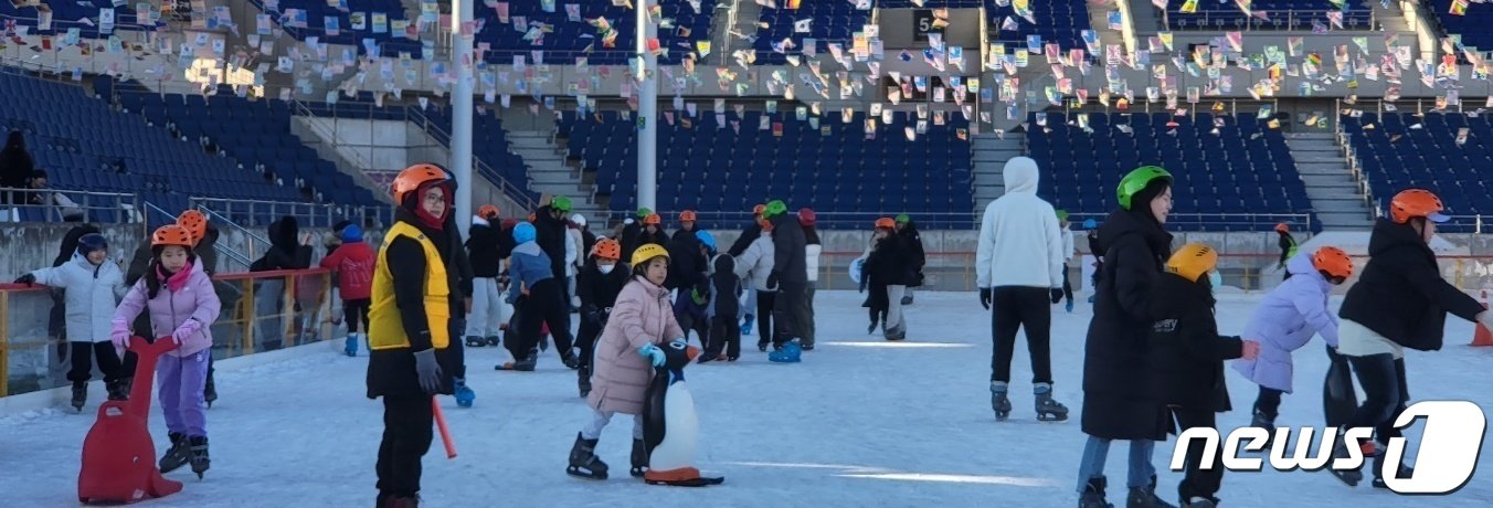 본문 이미지 - 강원 원주시 댄싱공연장 야외 아이스링크 자료사진. ⓒ News1