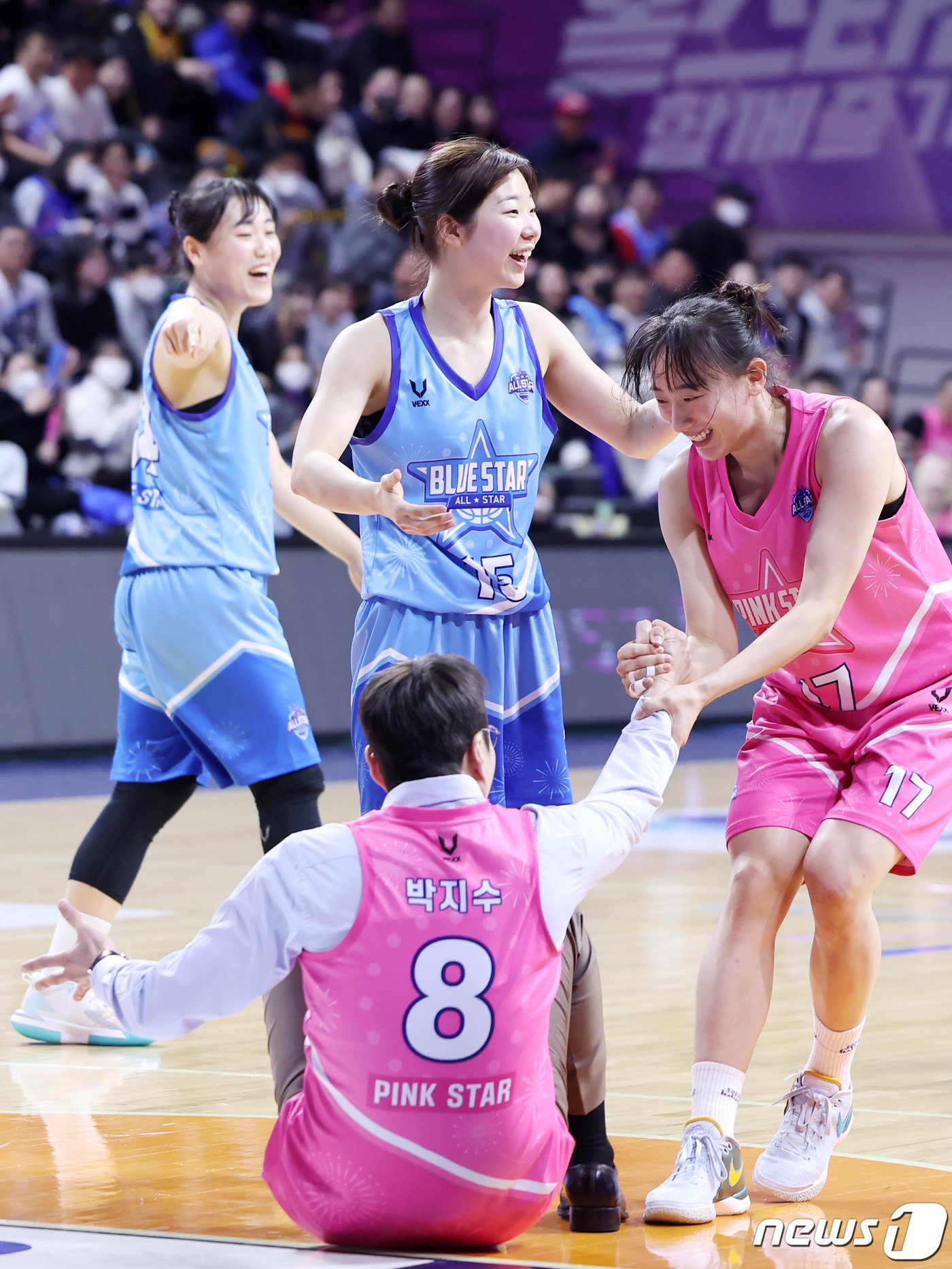 본문 이미지 - 7일 충남 아산 이순신체육관에서 열린 '우리은행 우리WON 2023-2024 여자프로농구 올스타 페스티벌' 핑크스타와 블루스타의 경기에서 블루스타 허예은이 핑크스타 박지수를 대신해 코트에 들어온 김완수 감독에게 파울을 범한 뒤 당황한 표정을 짓고 있다. 2024.1.7/뉴스1 ⓒ News1 민경석 기자