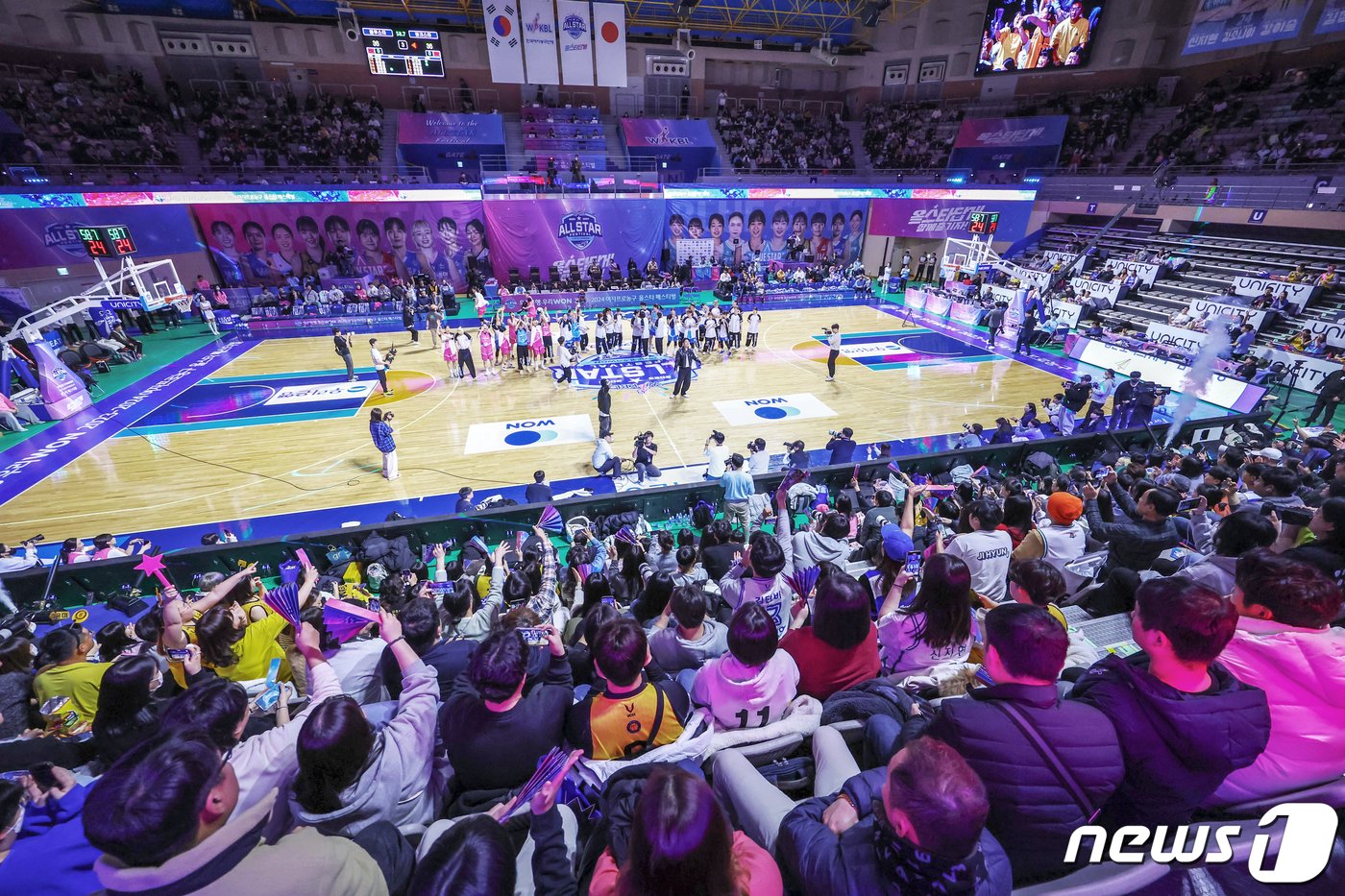 본문 이미지 - 7일 충남 아산 이순신체육관에서 열린 '우리은행 우리WON 2023-2024 여자프로농구 올스타 페스티벌' 핑크스타와 블루스타의 경기에서 양팀 감독 및 선수들과 관중들이 다이나믹 듀오의 축하공연을 즐기고 있다. 2024.1.7/뉴스1 ⓒ News1 민경석 기자
