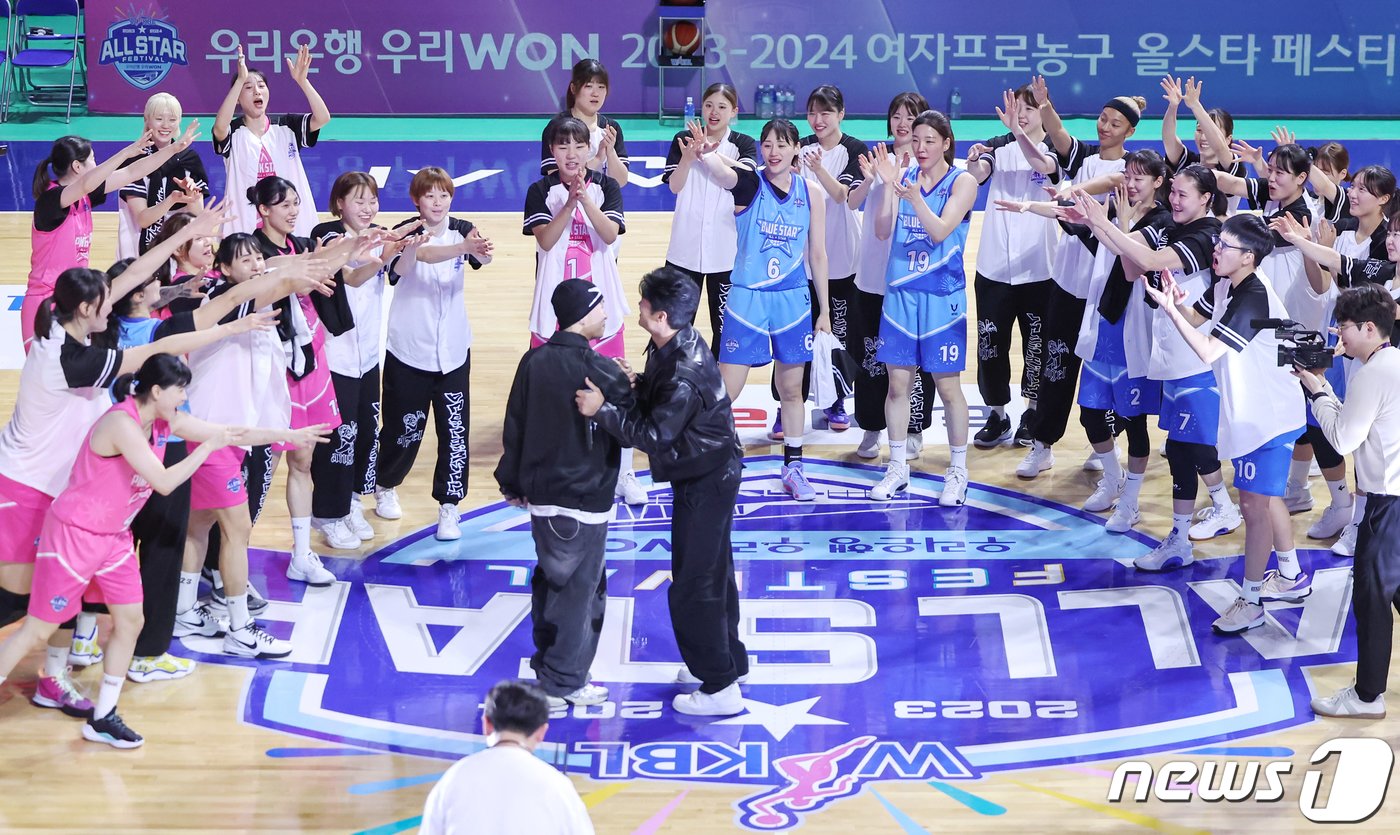 본문 이미지 - 7일 충남 아산 이순신체육관에서 열린 '우리은행 우리WON 2023-2024 여자프로농구 올스타 페스티벌' 핑크스타와 블루스타의 경기에서 양 팀 선수들이 다이나믹 듀오의 축하 공연을 즐기고 있다. 2024.1.7/뉴스1 ⓒ News1 민경석 기자