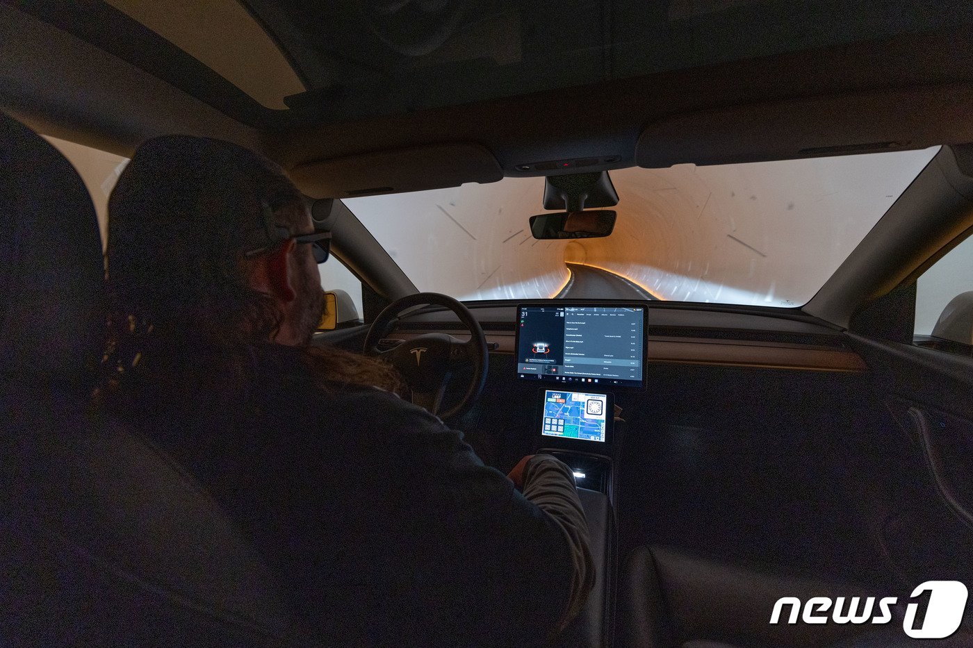 본문 이미지 - 세계 최대 가전·IT(정보기술) 전시회 'CES 2024' 개막을 이틀 앞둔 7일(현지시간) 미국 네바다주 라스베이거스 컨벤션센터(LVCC)에 지하 터널을 전기자동차로 이동하는 테슬라의 '베가스 루프'가 운영되고 있다. 올해 CES의 주제는 '올 투게더, 올 온'(All together All on·모두를 위한 모든 기술의 활성화)이다. 핵심은 인공지능(AI)이다. 2024.1.8/뉴스1 ⓒ News1 이재명 기자